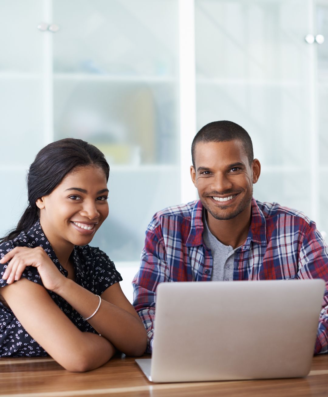 pareja sentados en una laptop mirando a quien mira la pantalla para indicar que miran al artista